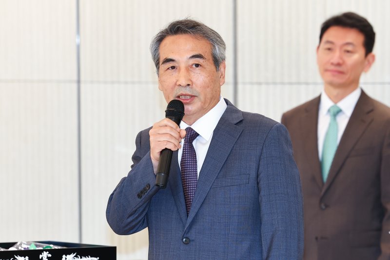 [서울=뉴시스] 배훈식 기자 = 윤석열 전 대통령의 부인 김건희 여사 의혹 관련 사건을 맡은 민중기 특별검사가 2일 오전 서울 종로구 KT광화문빌딩 웨스트에 마련된 특검 사무실에서 현판 제막을 한 뒤 발언하고 있다. (공동취재) 2025.07.02. photo@newsis.com