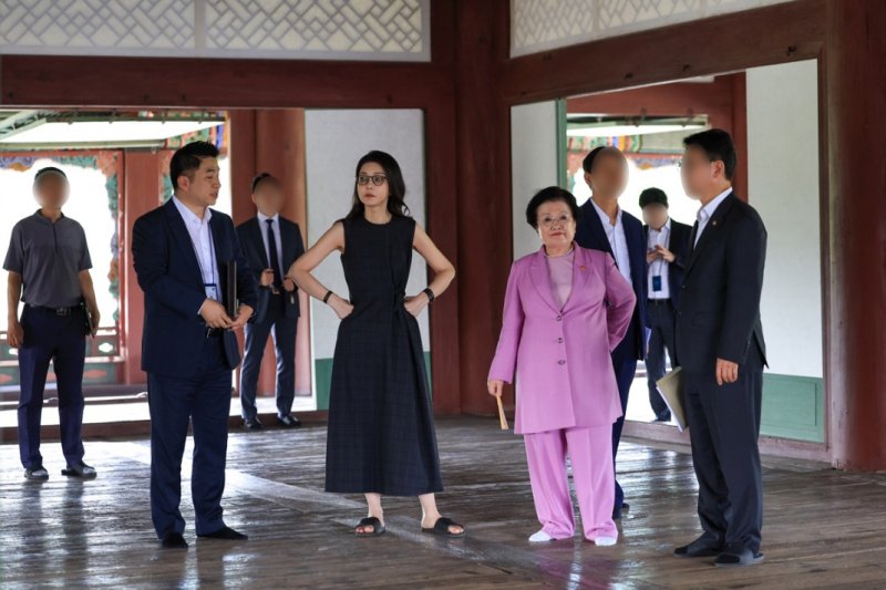 김건희 여사와 이배용 전 국가교육위원장 등이 지난 2023년 9월 경복궁 경회루를 방문했을 때의 모습. 당시 대통령실 문체비서관실 선임행정관으로 근무하며 경회루 방문에 동행한 정용석 국립박물관문화재단 사장은 이날 국감에서 김 여사가 근정전 용상에 스스로 1~2분 착석했다고 밝혔다. (주진우 기자로부터 제공받아 양문석 의원실 제공) 2025.10.22/뉴스1 ⓒ News1 신웅수 기자