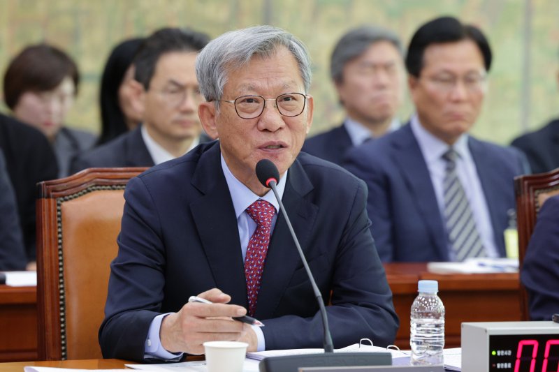 유홍준 국립중앙박물관장이 22일 서울 여의도 국회 문화체육관광위원회에서 열린 국립중앙박물관 등에 대한 국정감사에서 의원 질의에 답변하고 있다. 2025.10.22/뉴스1 ⓒ News1 신웅수 기자