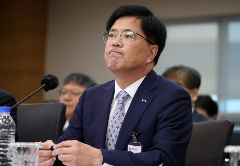 22일 오전 대구시교육청에서 열린 국회 교육위원회의 경북대, 강원대, 경북대병원, 강원대병원, 경북대치과병원, 강릉원주대치과병원에 대한 국정감사에서 정재연 강원대 총장이 공자 아카데미 운영 관련 의원 질의를 듣고 있다. 2025.10.22/뉴스1 ⓒ News1 공정식 기자