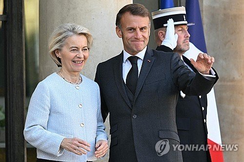 폰데어라이엔 EU 집행위원장과 마크롱 대통령 (출처=연합뉴스)