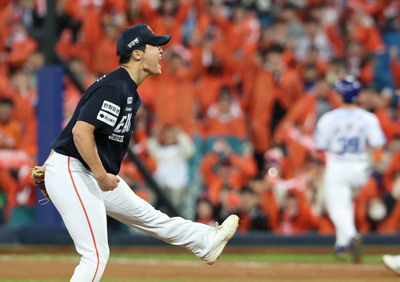 22일 오후 대구 삼성라이온즈파크에서 열린 프로야구 2025 신한 SOL뱅크 KBO 플레이오프 4차전 한화 이글스와 삼성 라이온즈의 경기, 한화 선발 정우주가 3회말 1사 1루 상황 삼성 김성윤을 병살타로 이끌며 이닝을 마친 뒤 포효하고 있다. 2025.10.22/뉴스1 ⓒ News1 김진환 기자