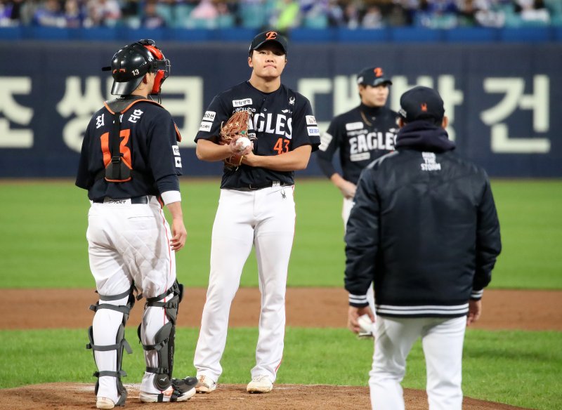 22일 오후 대구 삼성라이온즈파크에서 열린 프로야구 2025 신한 SOL뱅크 KBO 포스트시즌 플레이오프 4차전 삼성 라이온즈와 한화 이글스의 경기, 4회말 1사 상황 삼성 디아즈에게 안타를 허용한 한화 선발 정우주가 교체되고 있다. 2025.10.22/뉴스1 ⓒ News1 공정식 기자