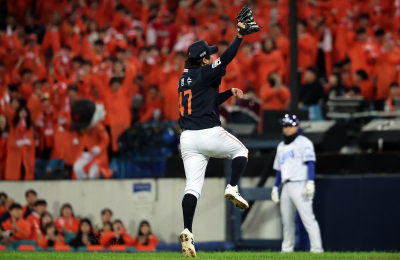 22일 오후 대구 삼성라이온즈파크에서 열린 프로야구 2025 신한 SOL뱅크 KBO 플레이오프 4차전 한화 이글스와 삼성 라이온즈의 경기, 한화 김범수가 4회말 2사 2루 상황 삼성 박병호를 포수 스트라이크 낫아웃으로 잡아낸 뒤 포효하고 있다. 2025.10.22/뉴스1 ⓒ News1 김진환 기자