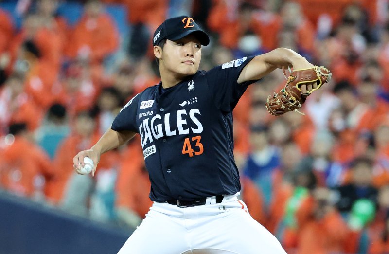 [대구=뉴시스] 이무열 기자 = 22일 대구 수성구 삼성라이온즈파크에서 열린 2025 신한 SOL 뱅크 KBO 포스트시즌 플레이오프 4차전 한화 이글스와 삼성 라이온즈의 경기, 1회말 한화 선발투수 정우주가 공을 던지고 있다. 2025.10.22. lmy@newsis.com