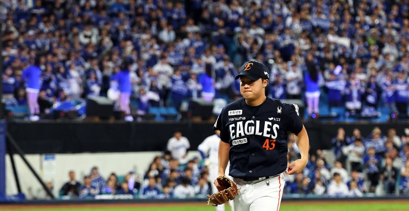 [대구=뉴시스] 최진석 기자 = 22일 대구 수성구 삼성라이온즈파크에서 열린 2025 신한 SOL 뱅크 KBO 포스트시즌 플레이오프 4차전 한화 이글스와 삼성 라이온즈의 경기, 4회말 1사 1루 상황 한화 정우주가 마운드에서 내려오고 있다. 2025.10.22. myjs@newsis.com