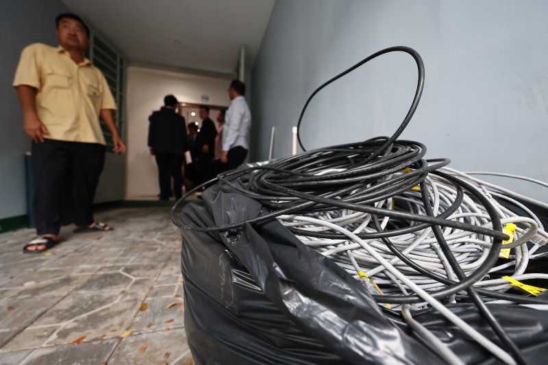 22일(현지시간) 캄보디아 프놈펜 외곽 온라인스캠 범죄로 단속된 건물 내부에 인터넷 랜선이 남겨져 있다. 2025.10.22/뉴스1 ⓒ News1 김도우 기자