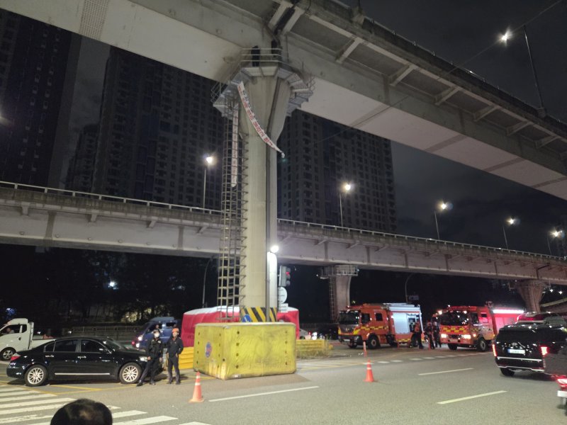 [서울=뉴시스] 서울 서초구 이수교차로 교량 위에서 철거민이 고공농성을 벌이고 있다. (사진=독자 제공) 2025.10.22. photo@newsis.com *재판매 및 DB 금지