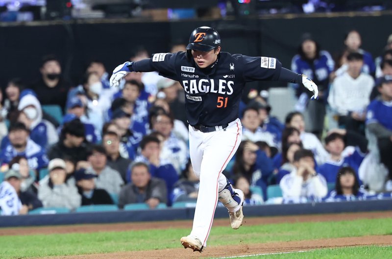 22일 대구삼성라이온즈파크에서 열린 2025 신한 SOL뱅크 KBO 포스트시즌 플레이오프 4차전 한화 이글스와 삼성 라이온즈의 경기, 한화 문현빈이 5회초 2사 2,3루 상황에서 3점 홈런을 터뜨린 후 세리머니를 하고 있다. 2025.10.22/뉴스1 ⓒ News1 김성진 기자