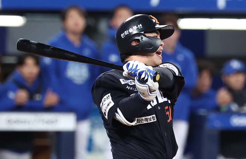 22일 대구삼성라이온즈파크에서 열린 2025 신한 SOL뱅크 KBO 포스트시즌 플레이오프 4차전 한화 이글스와 삼성 라이온즈의 경기, 한화 문현빈이 5회초 2사 2,3루 상황에서 3점 홈런을 터뜨리고 있다. 2025.10.22/뉴스1 ⓒ News1 김성진 기자