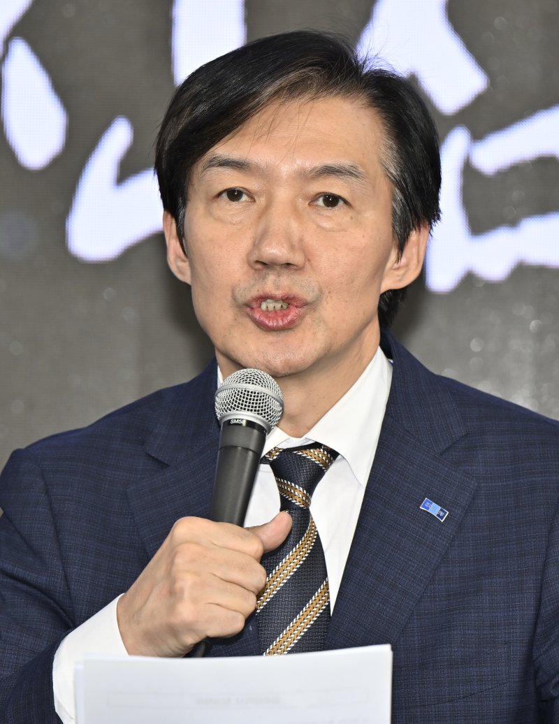 [광주=뉴시스] 박기웅 기자 = 조국 조국혁신당 비상대책위원장이 22일 광주음악산업진흥센터 별관에서 열린 당원간담회에 참석해 모두발언을 하고 있다. 2025.10.22. pboxer@newsis.com