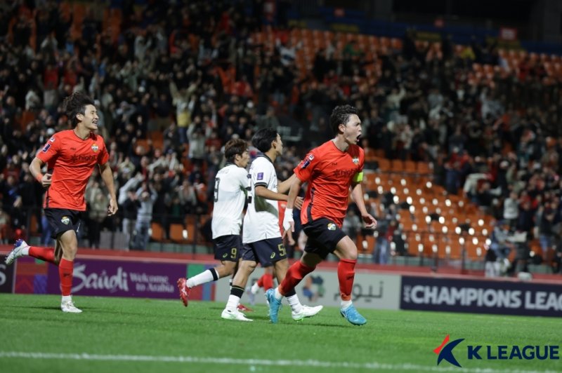 [서울=뉴시스] 프로축구 K리그1 강원FC의 김건희. (사진=한국프로축구연맹 제공) *재판매 및 DB 금지