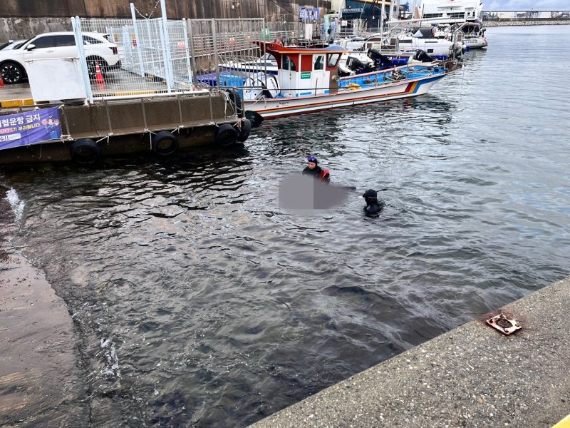 익수자 구조 모습.(강릉 해양경찰서 제공. 재판매 및 DB금지)/뉴스1
