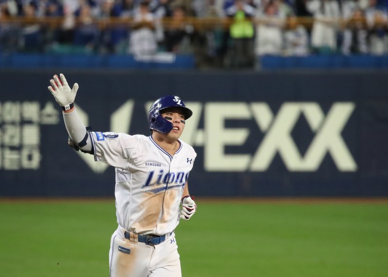 22일 오후 대구 삼성라이온즈파크에서 열린 프로야구 2025 신한 SOL뱅크 KBO 포스트시즌 플레이오프 4차전 삼성 라이온즈와 한화 이글스의 경기, 삼성 김영웅이 7회말 1사 1,2루 연타석 3점 홈런을 터뜨린 뒤 기뻐하고 있다. ⓒ News1 공정식 기자
