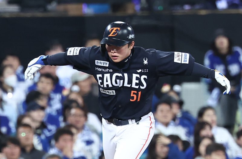 22일 대구삼성라이온즈파크에서 열린 2025 신한 SOL뱅크 KBO 포스트시즌 플레이오프 4차전 한화 이글스와 삼성 라이온즈의 경기, 한화 문현빈이 5회초 2사 2,3루 상황에서 3점 홈런을 터뜨린 후 세리머니를 하고 있다. 2025.10.22/뉴스1 ⓒ News1 김성진 기자