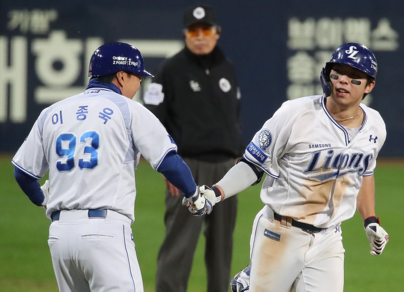 22일 오후 대구 삼성라이온즈파크에서 열린 프로야구 2025 신한 SOL뱅크 KBO 포스트시즌 플레이오프 4차전 삼성 라이온즈와 한화 이글스의 경기, 삼성 김영웅이 7회말 1사 1,2루 연타석 3점 홈런을 터뜨린 뒤 기뻐하고 있다. 2025.10.22/뉴스1 ⓒ News1 공정식 기자