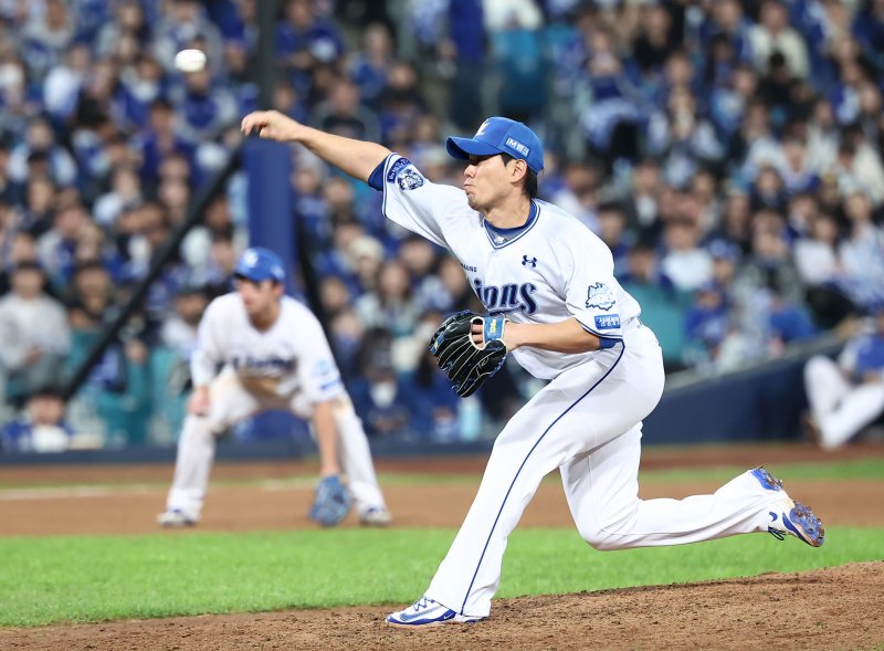 22일 대구삼성라이온즈파크에서 열린 2025 신한 SOL뱅크 KBO 포스트시즌 플레이오프 4차전 한화 이글스와 삼성 라이온즈의 경기, 삼성 마무리 김재윤이 9회초 마운드에 올라 투구하고 있다. ⓒ News1 김성진 기자