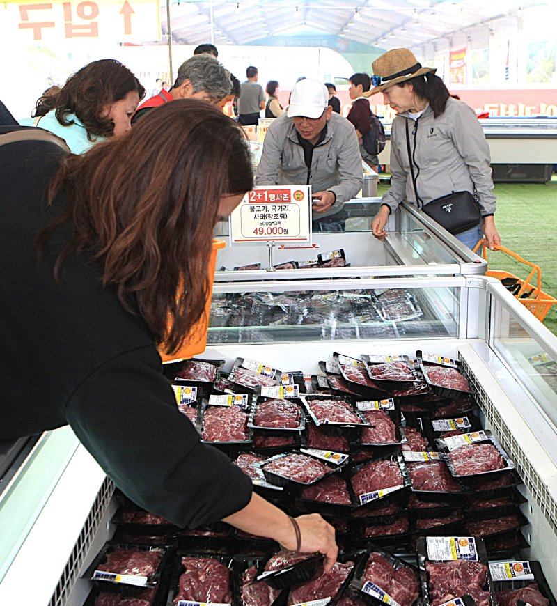 [횡성=뉴시스] 이덕화 기자 = 22일 강원 횡성군 섬강 둔치 일원에서 '2025 횡성한우축제'가 열린 가운데 판매장을 찾은 방문객들이 한우를 구입하고 있다. 2025.10.22. wonder8768@newsis.com