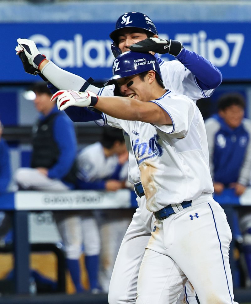 [대구=뉴시스] 최진석 기자 = 22일 대구 수성구 삼성라이온즈파크에서 열린 2025 신한 SOL 뱅크 KBO 포스트시즌 플레이오프 4차전 한화 이글스와 삼성 라이온즈의 경기, 7회말 1사 1,2루 상황 삼성 김영웅이 역전 스리런 홈런을 치고 득점하며 기뻐하고 있다. 2025.10.22. myjs@newsis.com