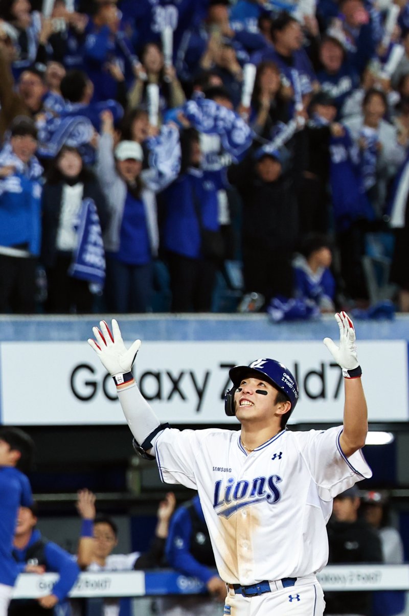 [대구=뉴시스] 최진석 기자 = 22일 대구 수성구 삼성라이온즈파크에서 열린 2025 신한 SOL 뱅크 KBO 포스트시즌 플레이오프 4차전 한화 이글스와 삼성 라이온즈의 경기, 7회말 1사 1,2루 상황 삼성 김영웅이 역전 스리런 홈런을 치고 득점하며 기뻐하고 있다. 2025.10.22. myjs@newsis.com
