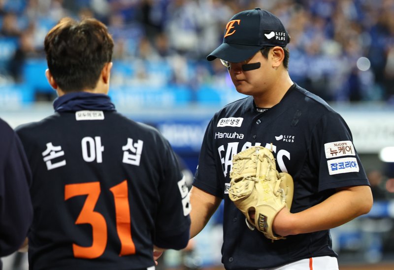 [대구=뉴시스] 최진석 기자 = 22일 대구 수성구 삼성라이온즈파크에서 열린 2025 신한 SOL 뱅크 KBO 포스트시즌 플레이오프 4차전 한화 이글스와 삼성 라이온즈의 경기, 6회말 2사 1,2루 상황 한화 김서현이 마운드에서 내려가고 있다. 2025.10.22. myjs@newsis.com