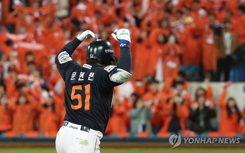 문현빈 '홈런에 날아갈 듯' (출처=연합뉴스)