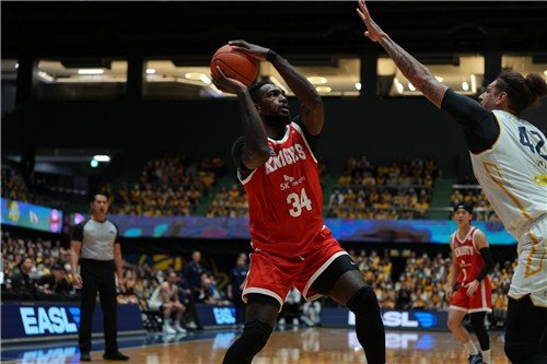 패스 시도하는 SK의 워니 (출처=연합뉴스)