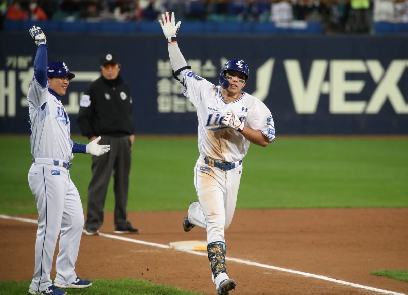 22일 오후 대구 삼성라이온즈파크에서 열린 프로야구 2025 신한 SOL뱅크 KBO 포스트시즌 플레이오프 4차전 삼성 라이온즈와 한화 이글스의 경기, 삼성 김영웅이 7회말 1사 1,2루 연타석 3점 홈런을 터뜨린 뒤 기뻐하고 있다. 2025.10.22/뉴스1 ⓒ News1 공정식 기자