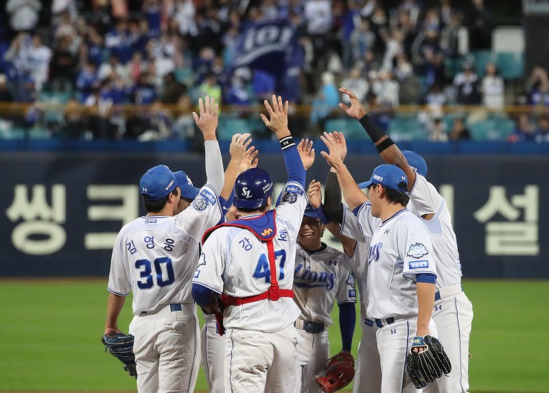 22일 오후 대구 삼성라이온즈파크에서 열린 프로야구 2025 신한 SOL뱅크 KBO 포스트시즌 플레이오프 4차전 삼성 라이온즈와 한화 이글스의 경기, 7대 4 승리를 거둔 삼성 선수들이 기뻐하고 있다. 2025.10.22/뉴스1 ⓒ News1 공정식 기자