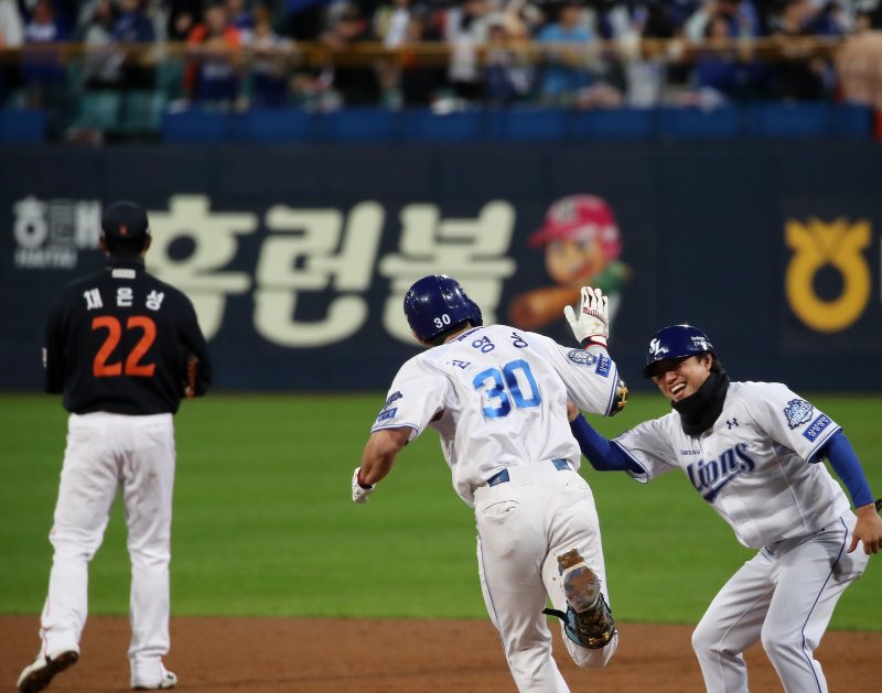 22일 오후 대구 삼성라이온즈파크에서 열린 프로야구 2025 신한 SOL뱅크 KBO 포스트시즌 플레이오프 4차전 삼성 라이온즈와 한화 이글스의 경기, 삼성 김영웅이 7회말 1사 1,2루 연타석 3점 홈런을 터뜨린 뒤 기뻐하고 있다. 2025.10.22/뉴스1 ⓒ News1 공정식 기자