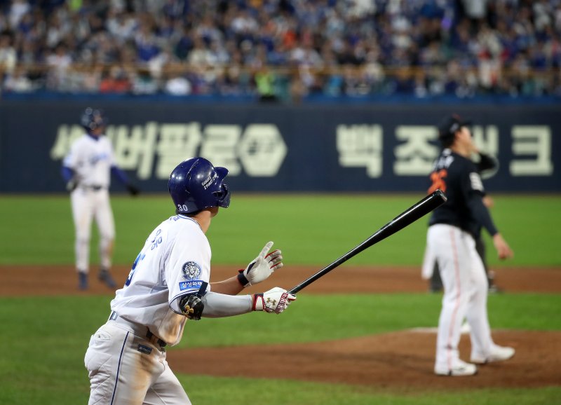 22일 오후 대구 삼성라이온즈파크에서 열린 프로야구 2025 신한 SOL뱅크 KBO 포스트시즌 플레이오프 4차전 삼성 라이온즈와 한화 이글스의 경기, 삼성 김영웅이 7회말 1사 1,2루 연타석 3점 홈런을 터뜨리고 있다. 2025.10.22/뉴스1 ⓒ News1 공정식 기자