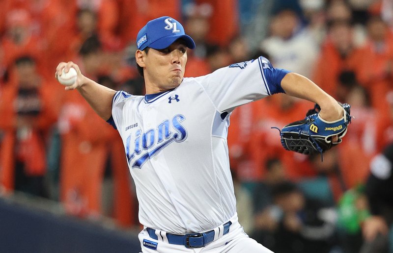 대구 삼성라이온즈파크에서 열린 2025 프로야구 KBO리그 포스트시즌 플레이오프 4차전 한화 이글스와 삼성 라이온즈의 경기. 9회초 삼성 김재윤이 역투하고 있다.연합뉴스