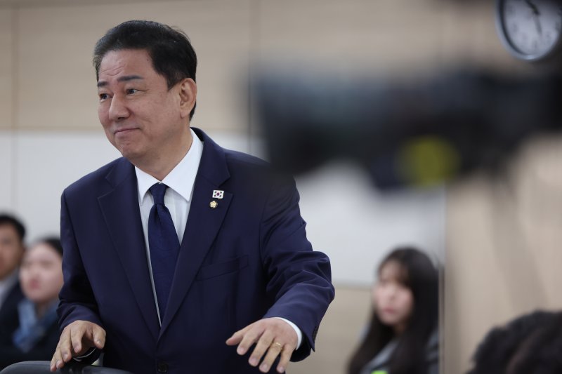 [용인=뉴시스] 김명년 기자 = 김병기 더불어민주당 원내대표가 21일 용인시 지상작전사령부에서 열린 국회 국방위원회 국정감사에 참석하고 있다. 2025.10.21. kmn@newsis.com