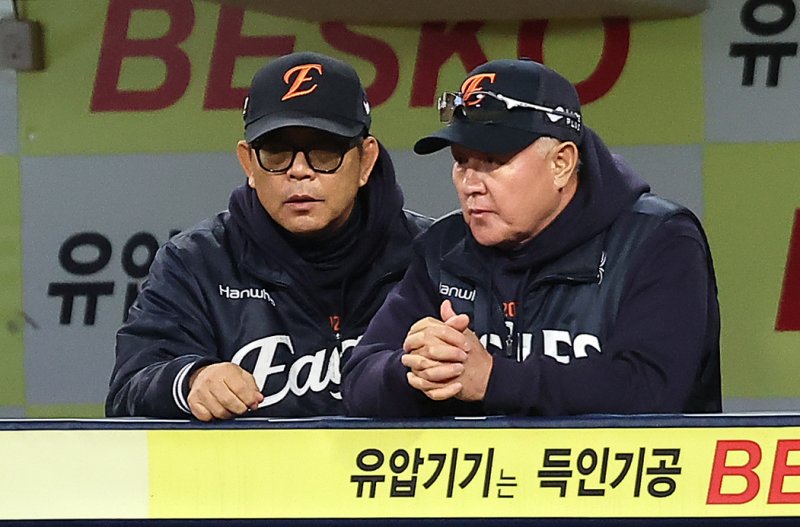 22일 오후 대구 삼성라이온즈파크에서 열린 프로야구 2025 신한 SOL뱅크 KBO 플레이오프 4차전 한화 이글스와 삼성 라이온즈의 경기, 한화 김경문 감독이 양상문 투수코치(왼쪽)와 대화를 나누고 있다. 2025.10.22/뉴스1 ⓒ News1 김진환 기자