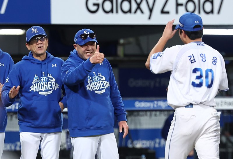 22일 대구삼성라이온즈파크에서 열린 2025 신한 SOL뱅크 KBO 포스트시즌 플레이오프 4차전 한화 이글스와 삼성 라이온즈의 경기에서 7-4로 승리를 거둔 삼성 박진만 감독이 김영웅에게 엄지 손가락을 치켜보이고 있다. 2025.10.22/뉴스1 ⓒ News1 김성진 기자