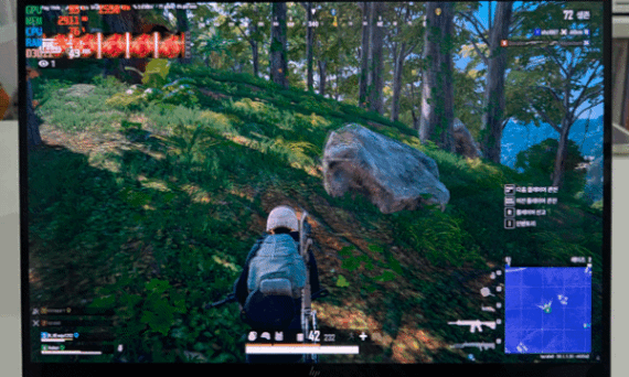 HP 옴니북 X 플립 14로 '배틀그라운드'를 하면서 40~50FPS이 찍히고 있다. 사진=구자윤 기자