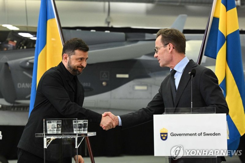 공동 기자회견하는 우크라-스웨덴 정상 (출처=연합뉴스)