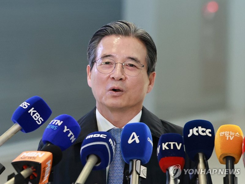 미국 출국하며 발언하는 김용범 정책실장 (출처=연합뉴스)