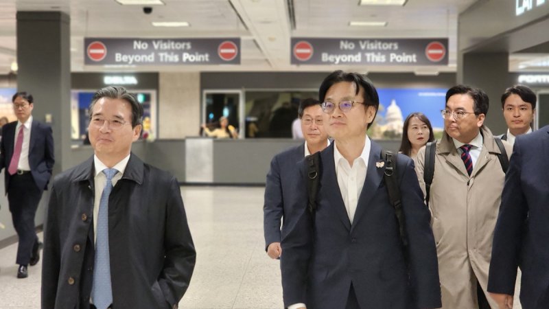 한미 관세협상 위해 방미한 김용범 대통령실정책실장과 김정관 산업통상부 장관 (출처=연합뉴스)