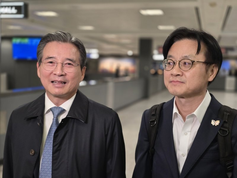 김용범 대통령실 정책실장과 김정관 산업통상자원부 장관이 22일(현지시간) 워싱턴DC 인근 덜레스 국제공항을 통해 입국하고 있다. 사진=뉴스1