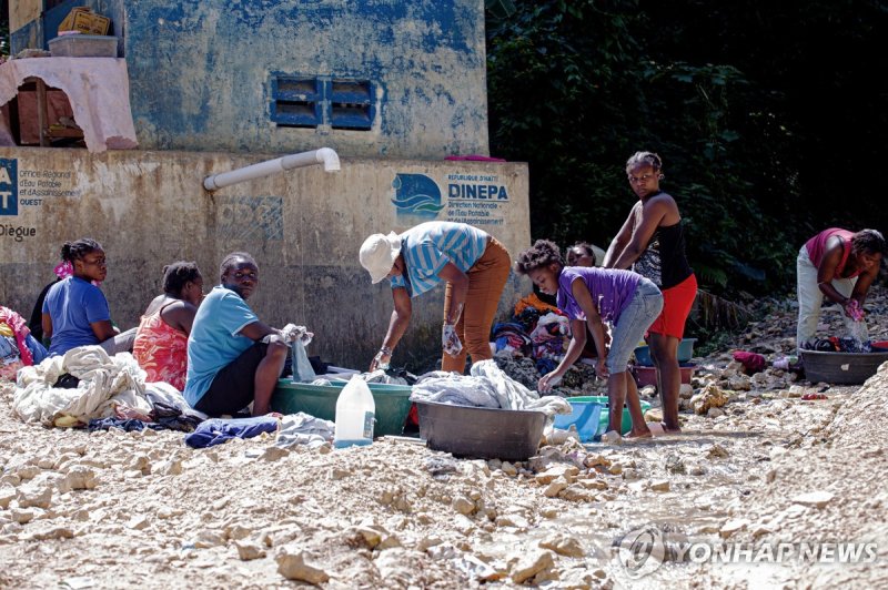지난 14일(현지시간) 강가에서 빨래하는 아이티 주민들 (출처=연합뉴스)