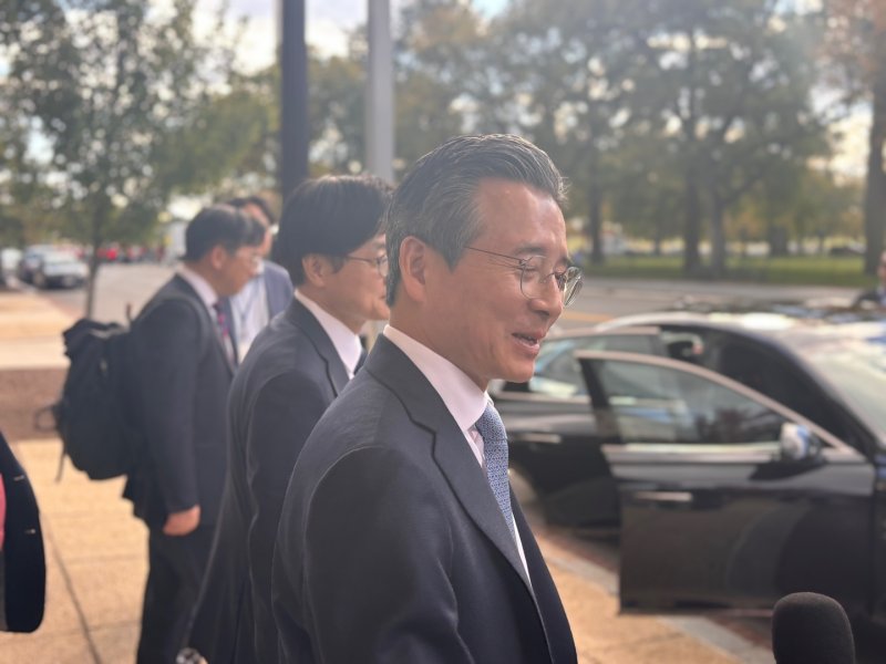 [워싱턴=뉴시스]이윤희 특파원 = 김용범 대통령실 정책실장이 김정관 산업통상자원부 장관과 22일(현지시간) 미국 워싱턴DC에서 하워드 러트닉 미 상무장관과 협상을 진행한 뒤, 상무부 청사를 나서고 있다. 2025.10.23.