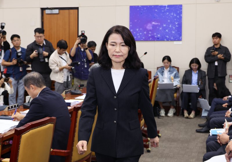 [서울=뉴시스] 김금보 기자 = 이진숙 전 방송통신위원장이 14일 서울 여의도 국회에서 열린 과학기술정보방송통신위원회 국정감사에 증인으로 출석해 의원 질의에 답을 마친 후 자리로 돌어가고 있다. 2025.10.14. kgb@newsis.com