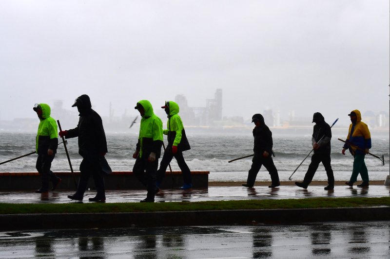 경북 포항시에 가을비가 내린 22일 영일대해수욕장 해안도로에서 우비를 입은 공공근로자들이 걸어가고 있다. 2025.10.22/뉴스1 ⓒ News1 최창호 기자