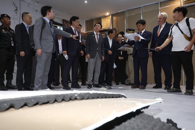 국회 외교통일위원회 소속 의원들이 22일(현지시간) 캄보디아 프놈펜 외곽 온라인스캠범죄로 단속된 건물에 현장방문하고 있다. ⓒ News1 김도우 기자