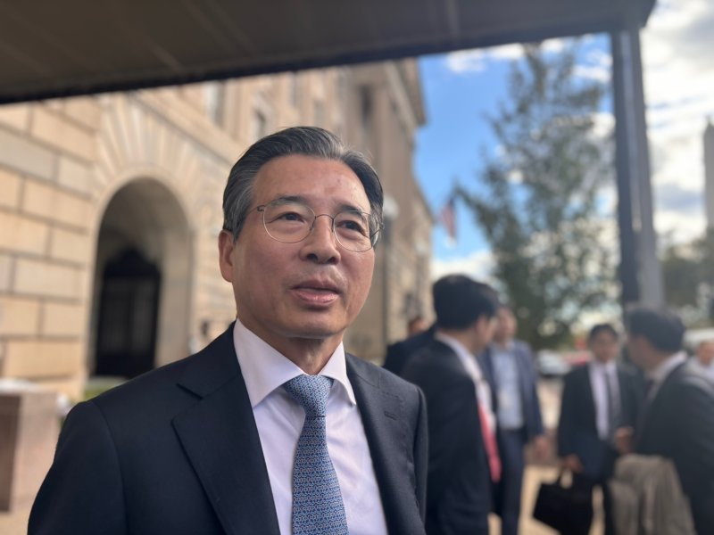 김용범 대통령실 정책실장이 22일(현지시간) 미국 워싱턴DC 상무부서 김정관 산업통상자원부 장관과 함께 미국 측 하워드 러트닉 상무장관과 만나 한미 관세 후속 협상을 진행한 뒤 취재진 질문에 답하고 있다. 2025.10.22. ⓒ News1 류정민 특파원