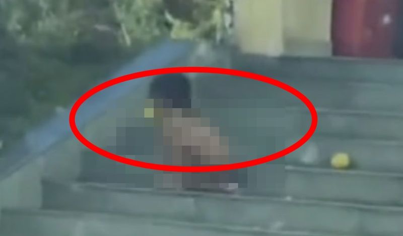 '알몸 상태'로 개처럼 네 발로 기어다녀…어린이 학대 논란