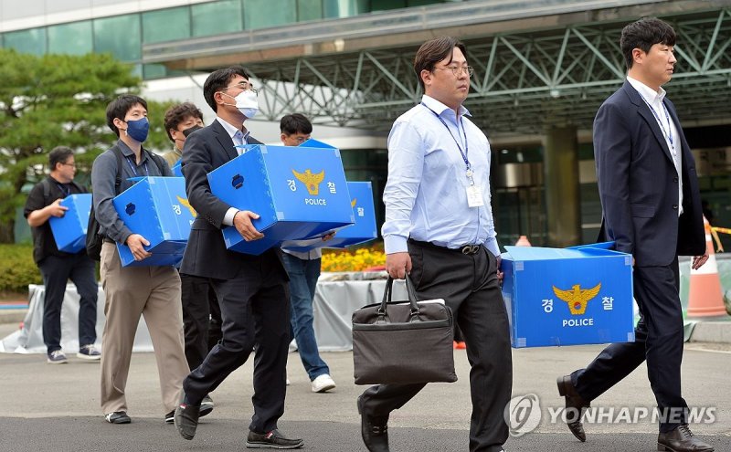 압수수색 마치고 나오는 경찰 (출처=연합뉴스)