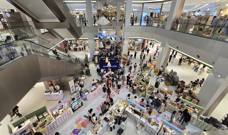 [서울=뉴시스] 타임빌라스 수원이 그랜드 오픈 1주년을 맞아 역대 최대 고객 감사 행사를 펼친다고 23일 밝혔다. (사진=롯데백화점 제공) *재판매 및 DB 금지