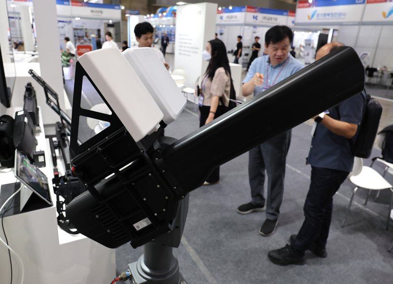 [고양=뉴시스] 전진환 기자 = 5일 오전 경기도 고양시 킨텍스에서 열린 제1회 대한민국 산업단지 수출박람회를 찾은 관람객들이 대드론시스템을 살펴보고 있다. 2025.09.10. amin2@newsis.com